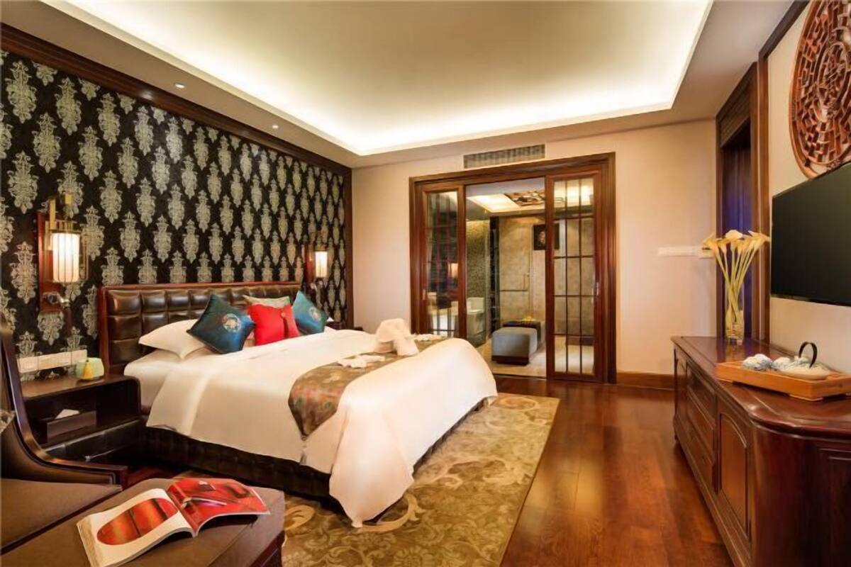 Premium bedding, minibar, in-room safe, desk