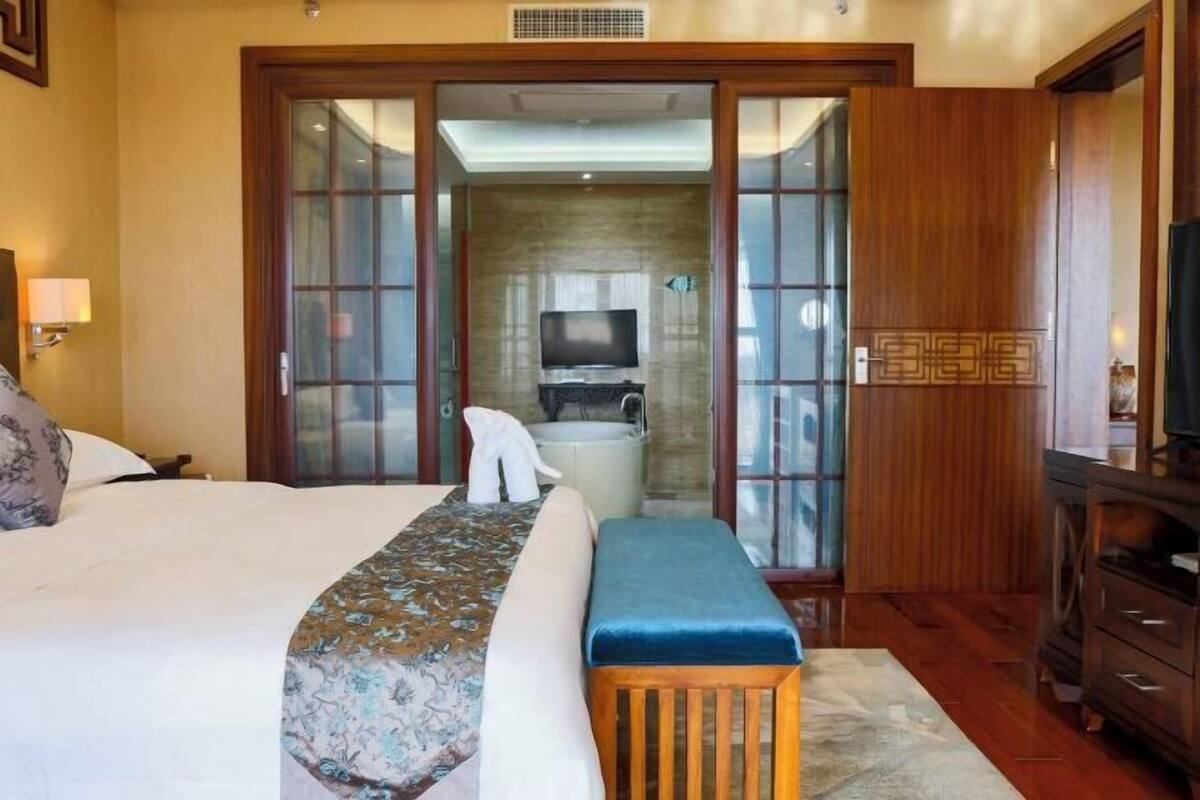 Premium bedding, minibar, in-room safe, desk