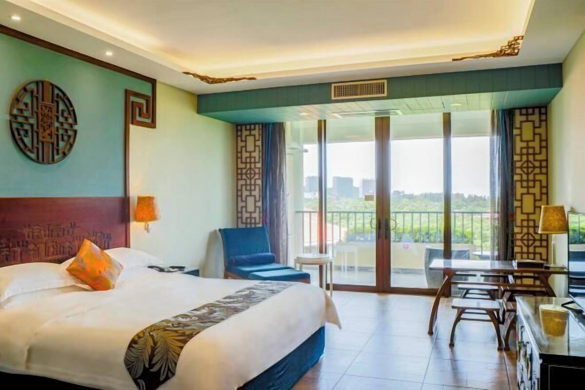Premium bedding, minibar, in-room safe, desk