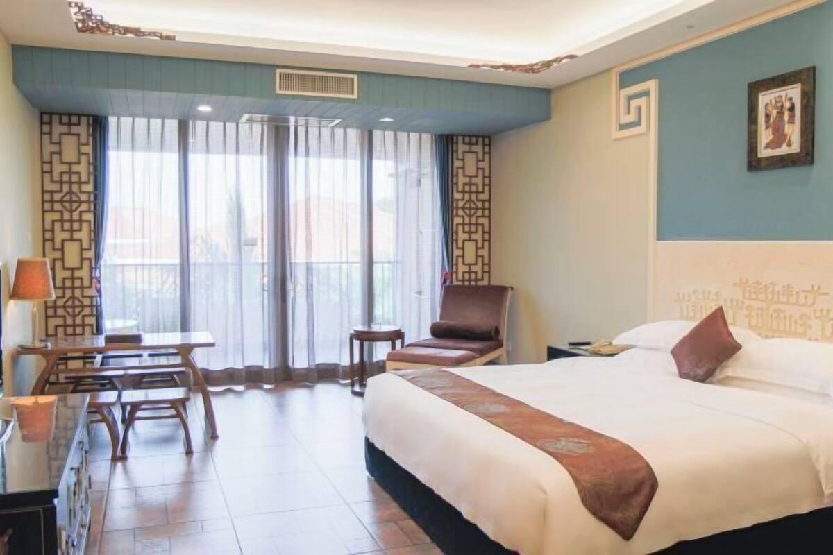 Premium bedding, minibar, in-room safe, desk