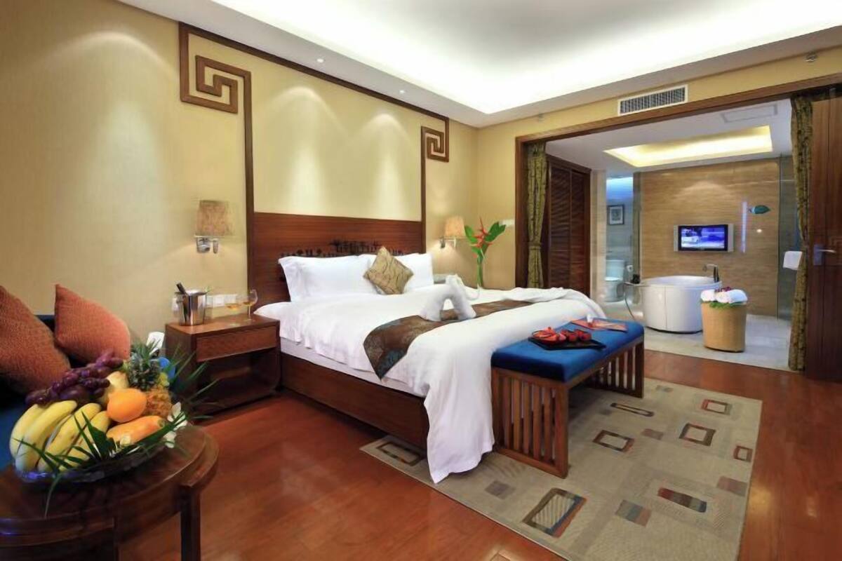 Premium bedding, minibar, in-room safe, desk