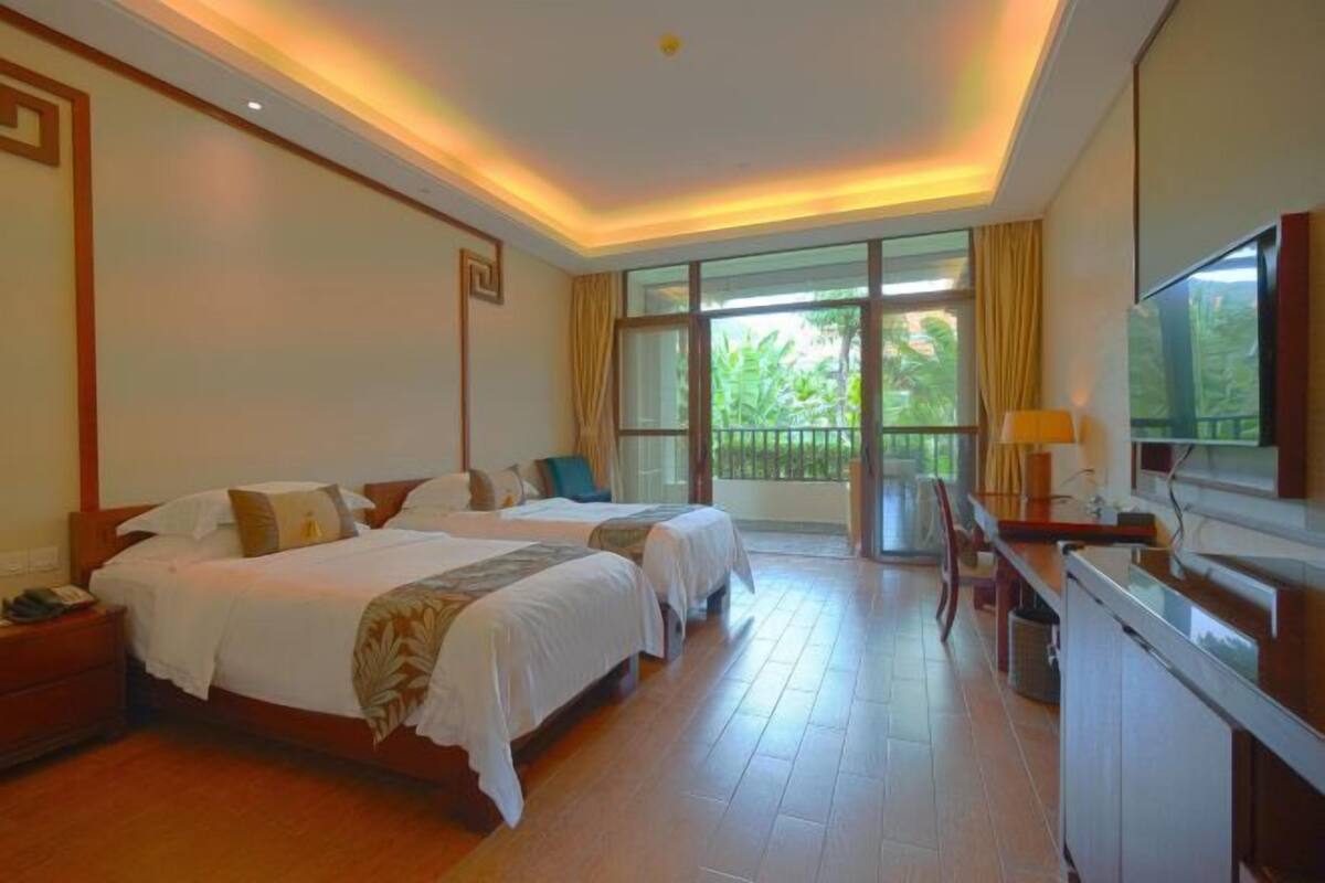 Premium bedding, minibar, in-room safe, desk