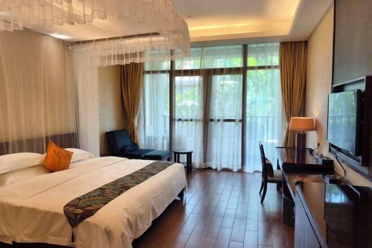 Premium bedding, minibar, in-room safe, desk