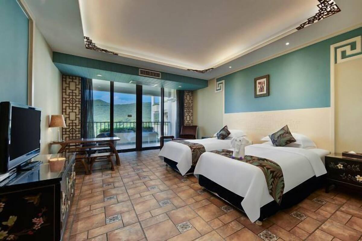 Premium bedding, minibar, in-room safe, desk