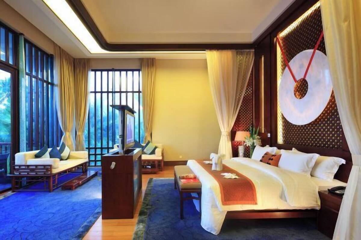 Premium bedding, minibar, in-room safe, desk