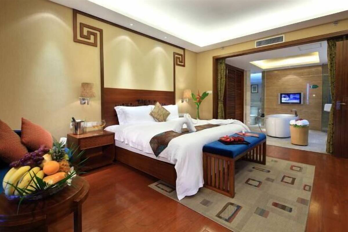 Premium bedding, minibar, in-room safe, desk