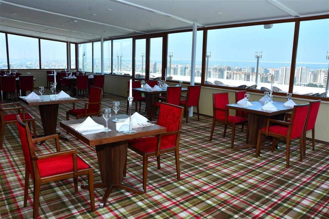 breakfast, lunch, dinner served; international cuisine