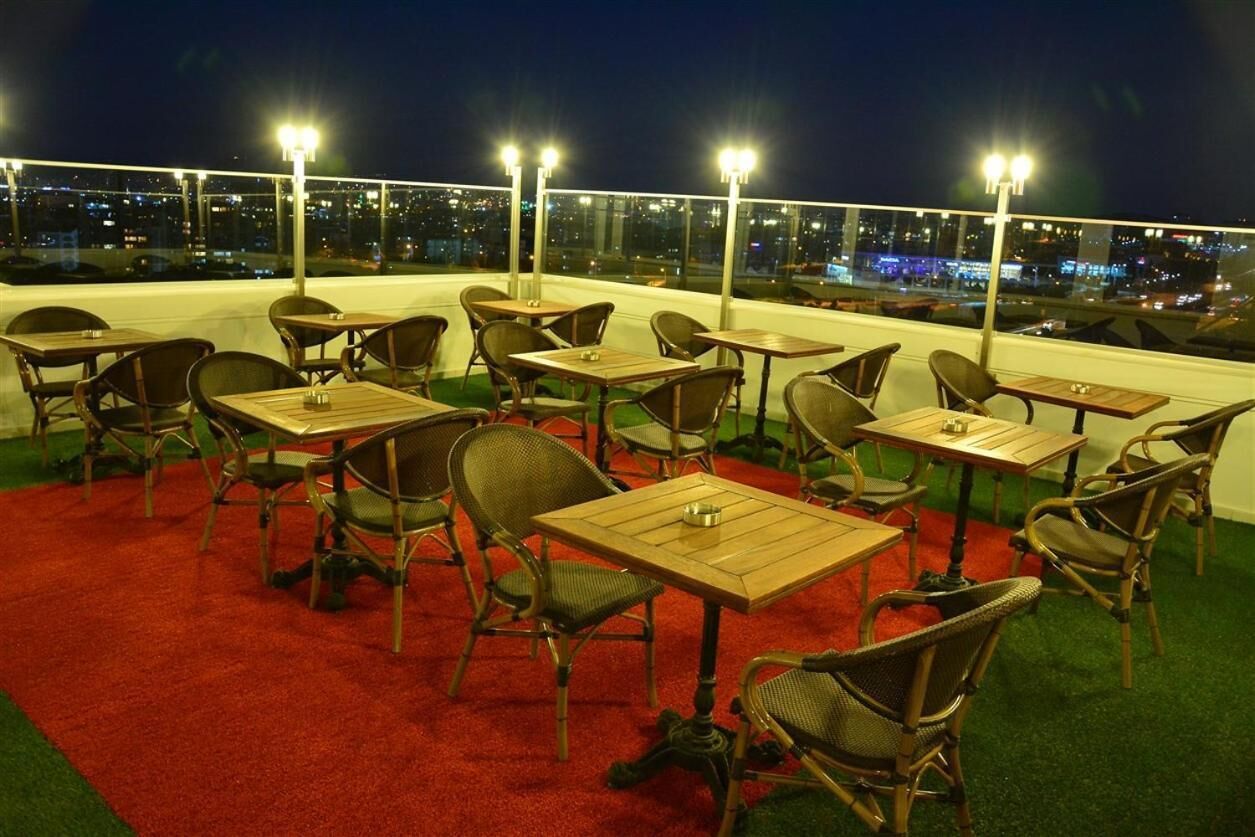 breakfast, lunch, dinner served; international cuisine