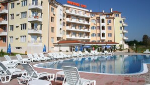 A hotel with a swimming pool, sun loungers, and umbrellas. - Prestige City Apart Hotel (Sunny Beach)