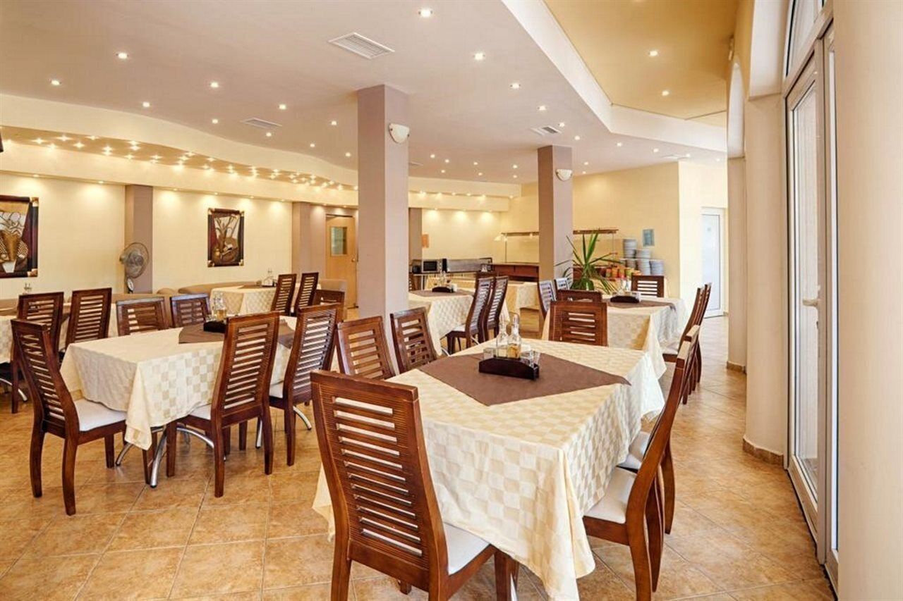 Breakfast, lunch, dinner served; local and international cuisine 