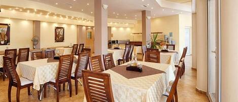 Breakfast, lunch, dinner served; local and international cuisine