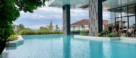 Indoor/outdoor pool