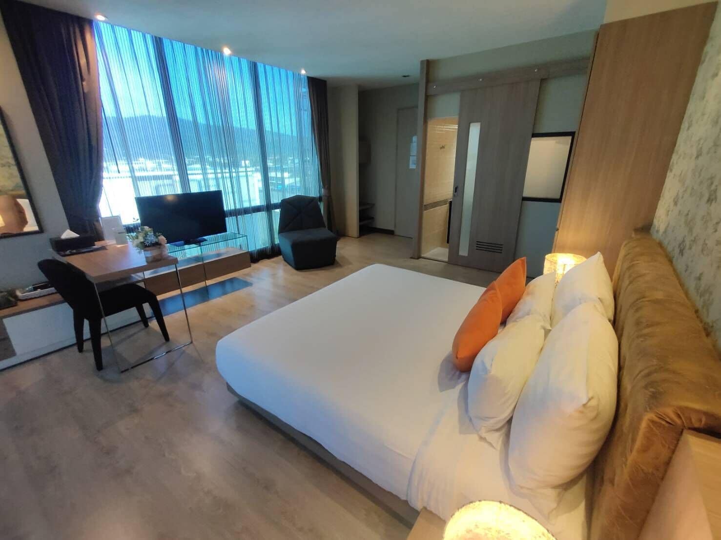 ميني بار وتجهيزات عازلة للصوت وواي فاي مجانًا