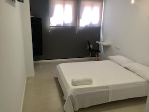 Down duvets, desk, laptop workspace, blackout curtains - SolRoom Plz La Nogalera - Adults Only (Torremolinos)
