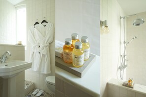 Tweepersoonskamer (Jean Cocteau) | Badkamer | Een douche, designer toiletartikelen, een haardroger, badjassen