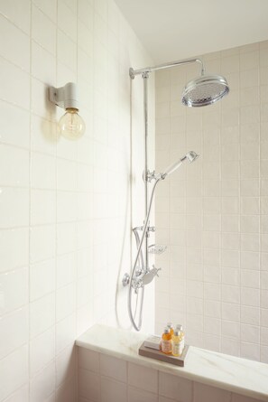 Habitación doble (Erik Satie) | Baño | Regadera, amenidades de baño de diseñador, secadora de cabello, batas