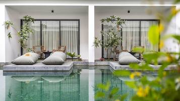 Superior Deluxe Pool Access w Free Minibar and One-Way Airport Transfer | Spa | Salas para tratamentos a dois, sauna seca, banheira de hidromassagem