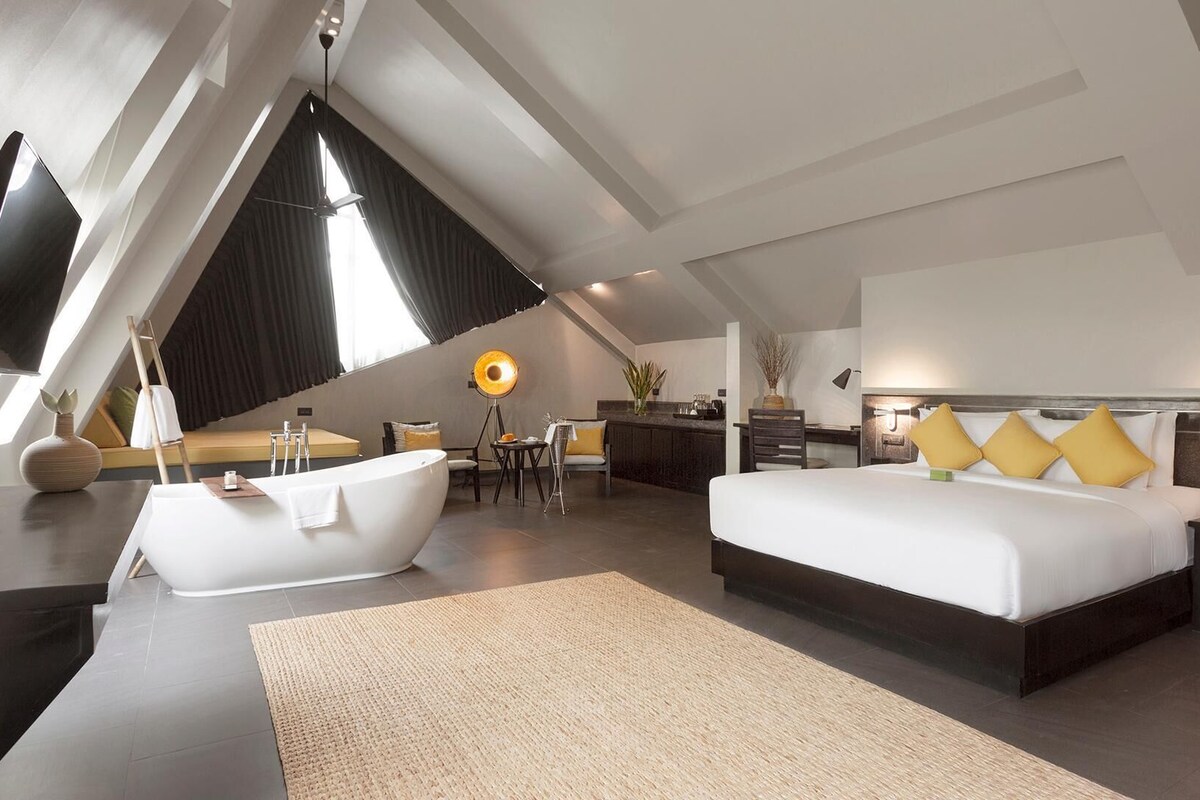 Deluxe Rooftop Suite Room | 고급 침구, 객실 내 금고, 책상, 노트북 작업 공간