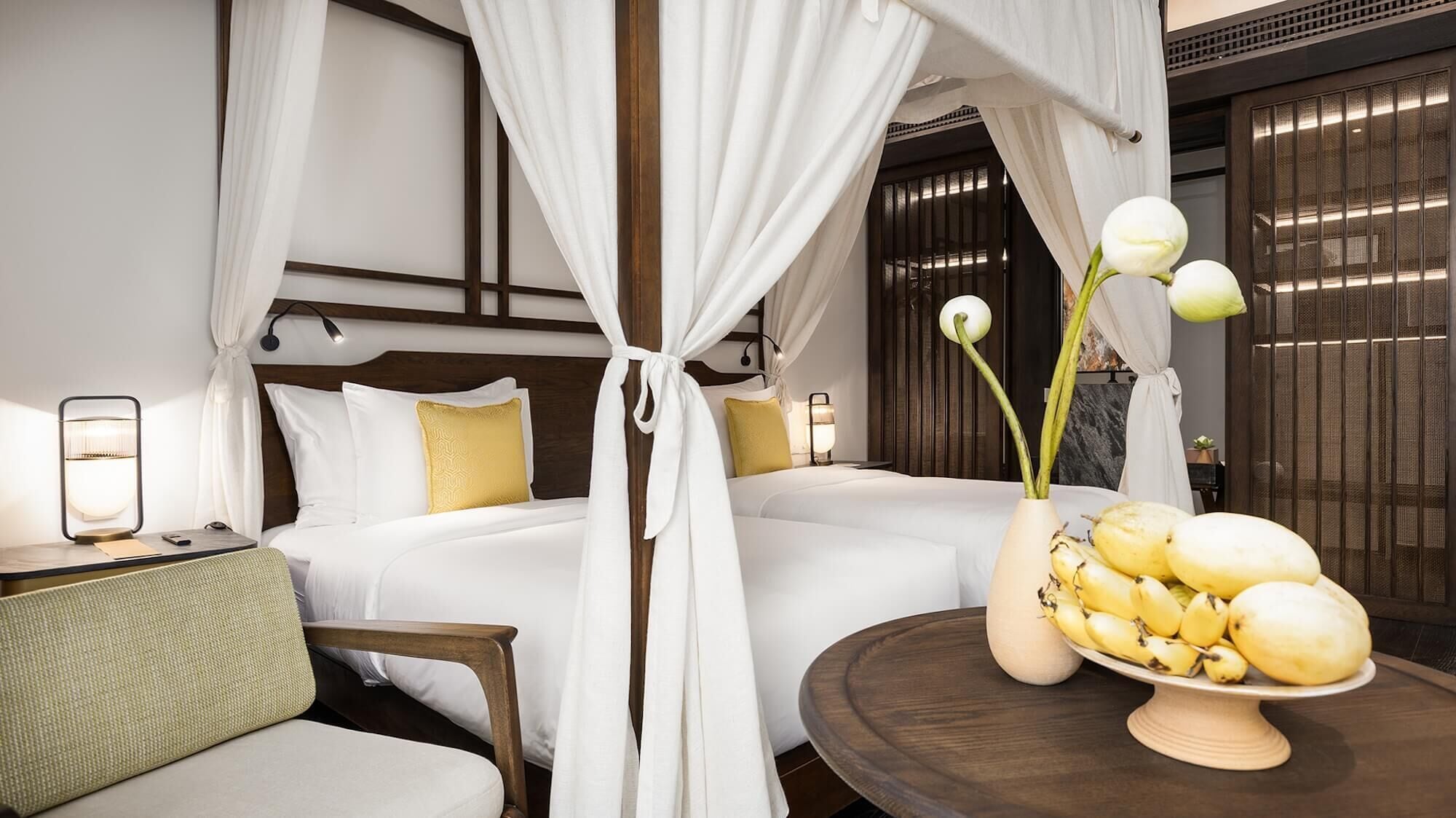 Superior Deluxe Pool Access w Free Minibar and One-Way Airport Transfer | Bộ đồ giường cao cấp, két bảo mật tại phòng, trang trí khác biệt 