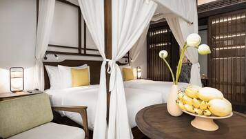 Superior Deluxe Pool Access w Free Minibar and One-Way Airport Transfer | Bộ đồ giường cao cấp, két bảo mật tại phòng, trang trí khác biệt