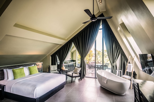 Phòng Suite Presidential (Free Pick Up) | Phòng tắm | Buồng tắm vòi sen, đồ dùng nhà tắm được thiết kế riêng, máy sấy tóc
