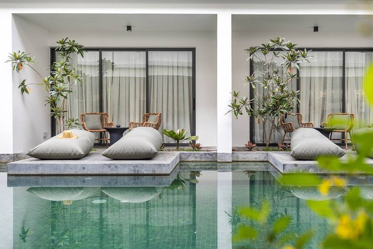 Superior Deluxe Pool Access w Free Minibar and One-Way Airport Transfer | 露台/庭院