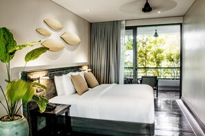 أغطية فراش متميزة وخزنة داخل الغرفة وبديكورات فريدة لكل غرفة