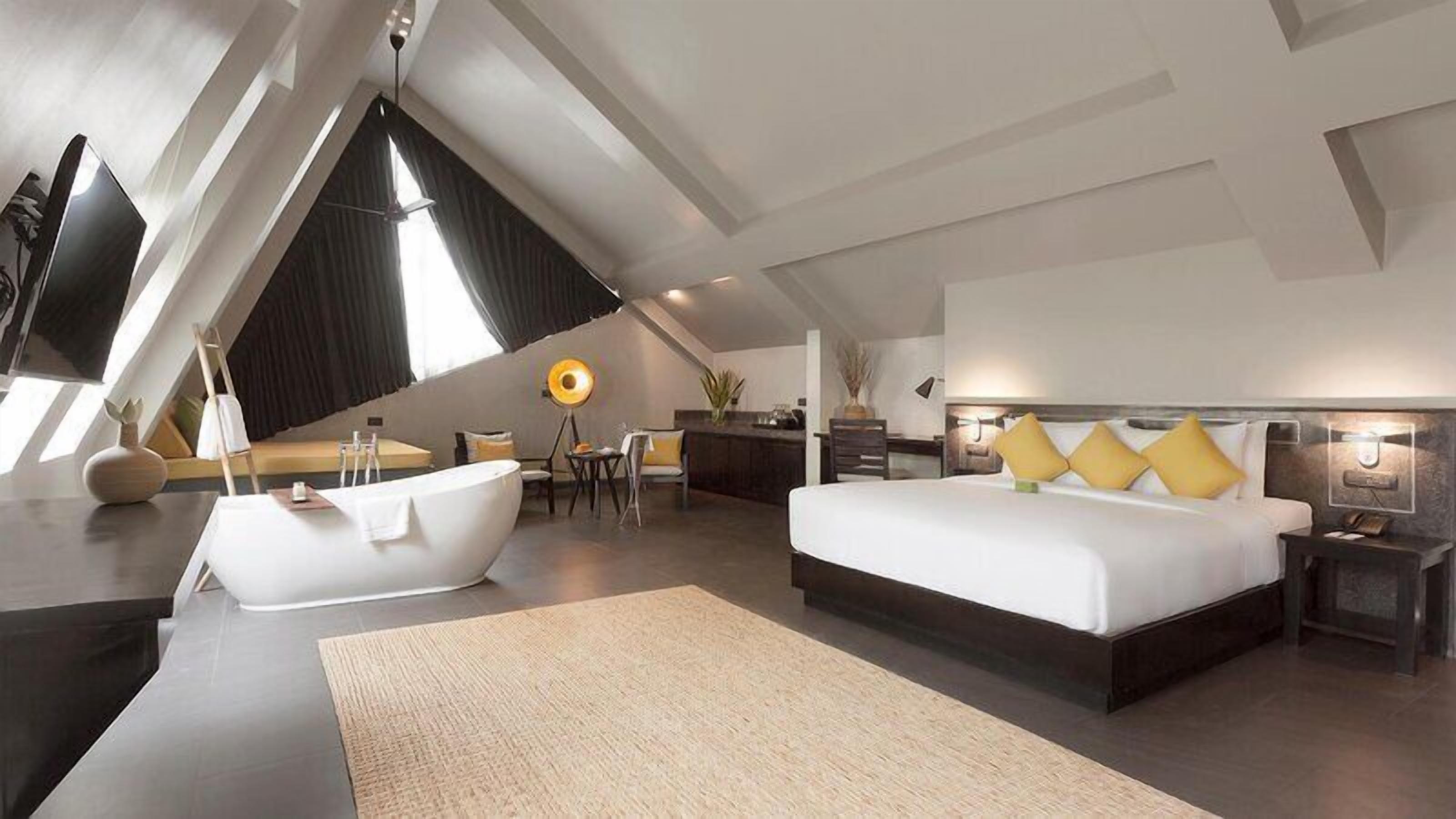 Deluxe Rooftop Suite Room | Premium bedding, in-room safe, desk, laptop workspace