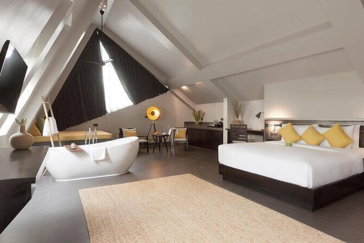Deluxe Rooftop Suite Room | Premium bedding, in-room safe, desk, laptop workspace