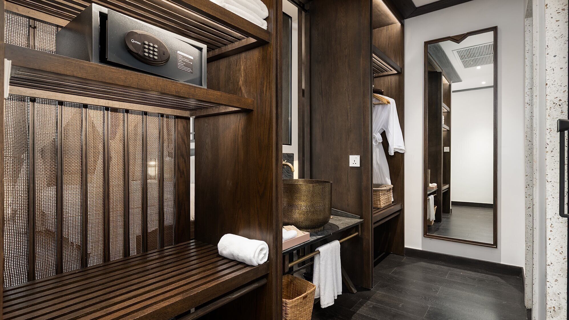 Superior Deluxe Pool Access w Free Minibar and One-Way Airport Transfer | Premium-sengetøj, pengeskab på værelset, individuelt design