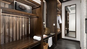 Un baño moderno con alacenas de madera, zona de ducha y espejo.