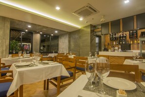 Petit déjeuner, déjeuner et dîner servis sur place