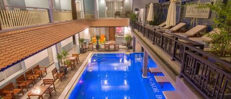 Kolam renang outdoor, dengan payung kolam renang dan kursi berjemur