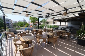 Breakfast, lunch, dinner served; international cuisine 