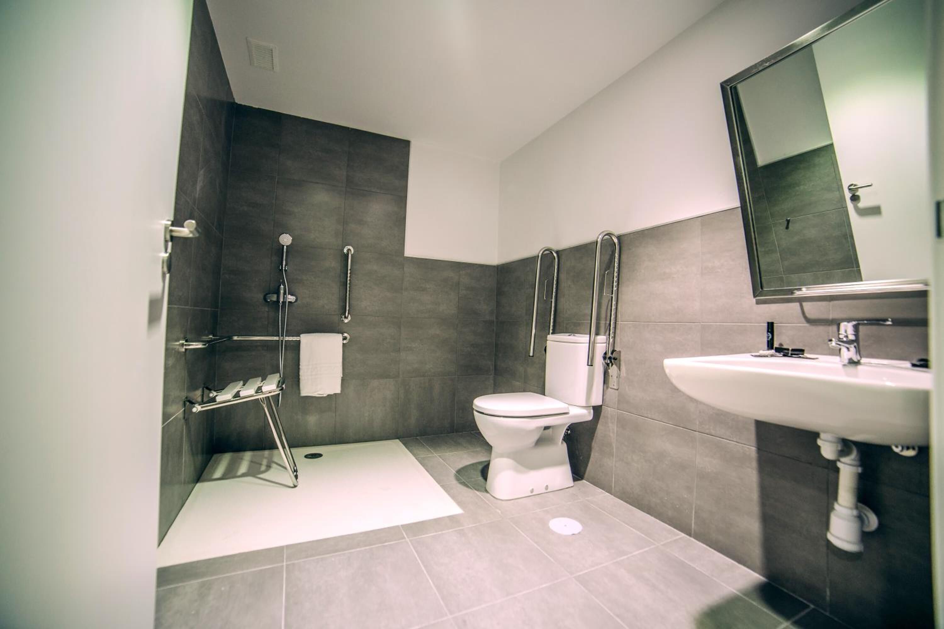 Un bagno moderno con il water, doccia e lavandino.