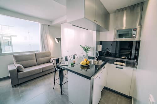 Penthouse | Cocina privada | Refrigerador, microondas, parrilla de estufa y cafetera y tetera