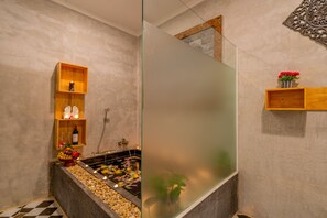 Shower, rainfall showerhead, free toiletries, hair dryer - Angkor Rithy Residence (Siem Reap)