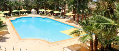 Una piscina techada, 2 piscinas al aire libre, sombrillas