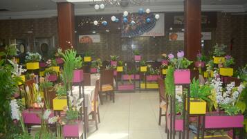 Café da manhã com buffet grátis todos os dias