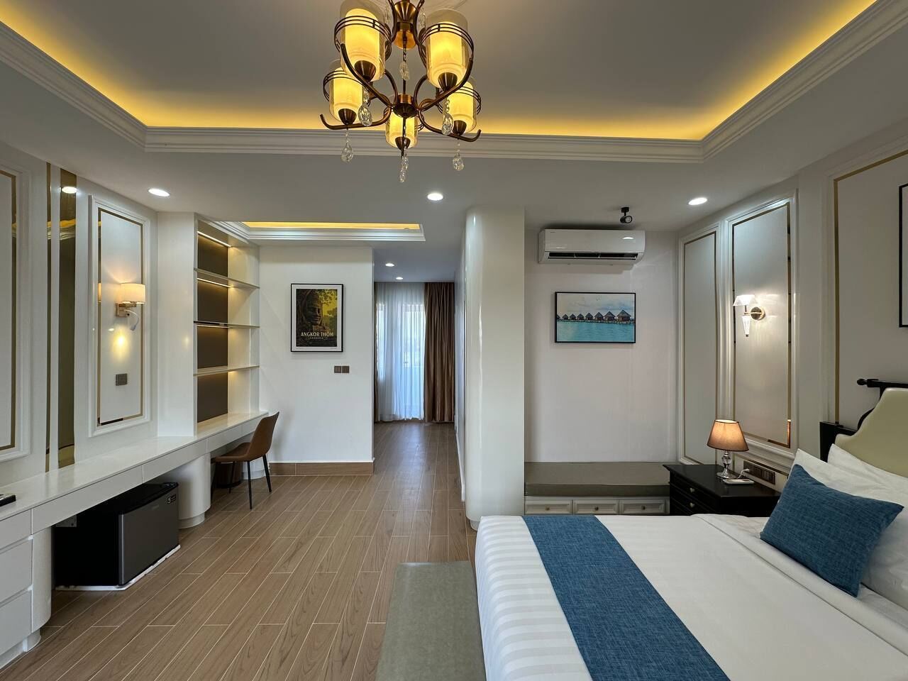 Junior Suite with Private Balcony - Free Pick-up | Minibaari, tallelokero huoneessa, työpöytä, pimennysverhot