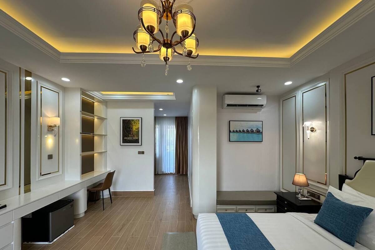 Junior Suite with Private Balcony - Free Pick-up | Minibar, safe på rommet, skrivebord og blendingsgardiner
