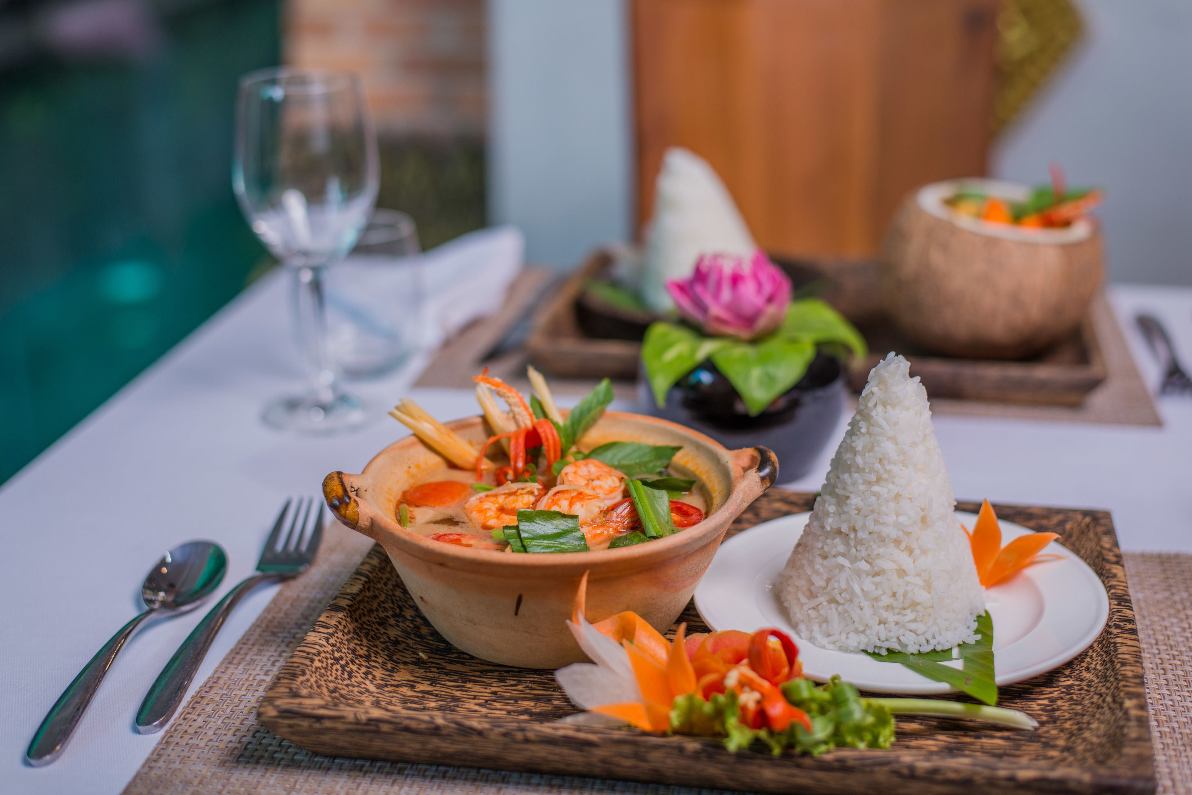 Se sirven desayunos, almuerzos y cenas; cocina local e internacional