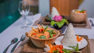 Se sirven desayunos, almuerzos y cenas; cocina local e internacional