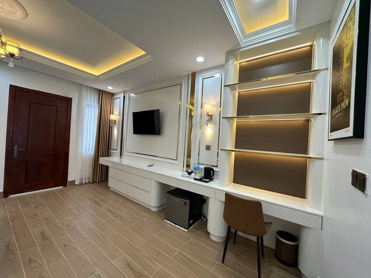 Junior Suite with Private Balcony - Free Pick-up | 迷你吧、客房内保险箱、办公桌、遮光窗帘