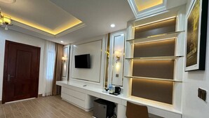 ميني بار وخزنة داخل الغرفة ومكتب وستائر تعتيم