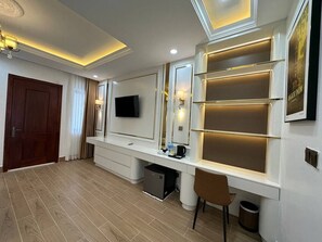 Junior Suite with Private Balcony - Free Pick-up | Minibar, caja de seguridad en la habitación y escritorio 