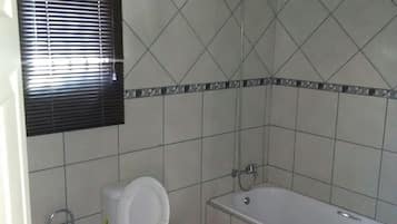 Doppelzimmer, 1 Queen-Bett | Badezimmer | Komfortbadewanne, Handtücher