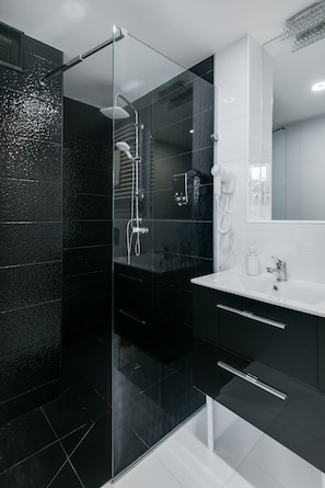 Deluxe Suite | King-size bed | A/C | Salle de bain | Douche, séchoir à cheveux, serviettes fournies, papier de toilette