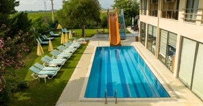Outdoor pool, open 10:00 AM to 6:00 PM, pool umbrellas, sun loungers - Selin Otel Spa Belek (Serik)