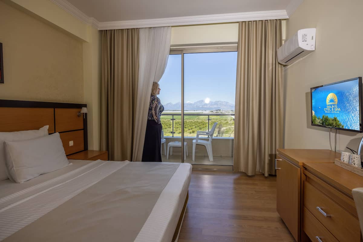 Family Room, 1 Bedroom, Pool View | Premium bedding, minibar (some free items), in-room safe, desk
